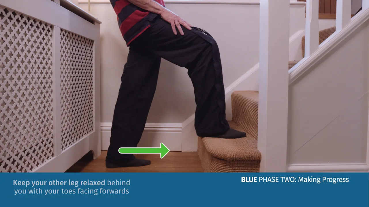 계단을 걷는 사람