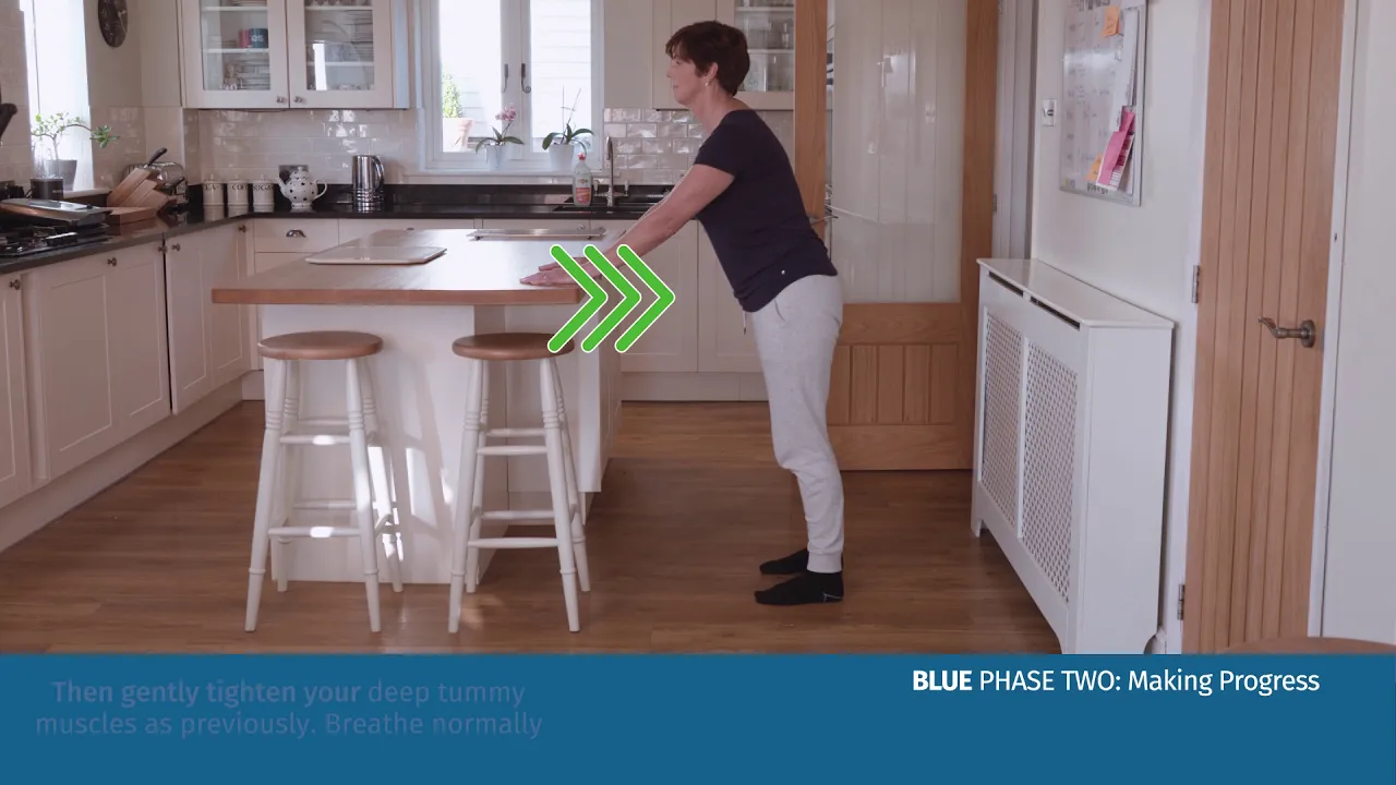 부엌에 서 있는 사람