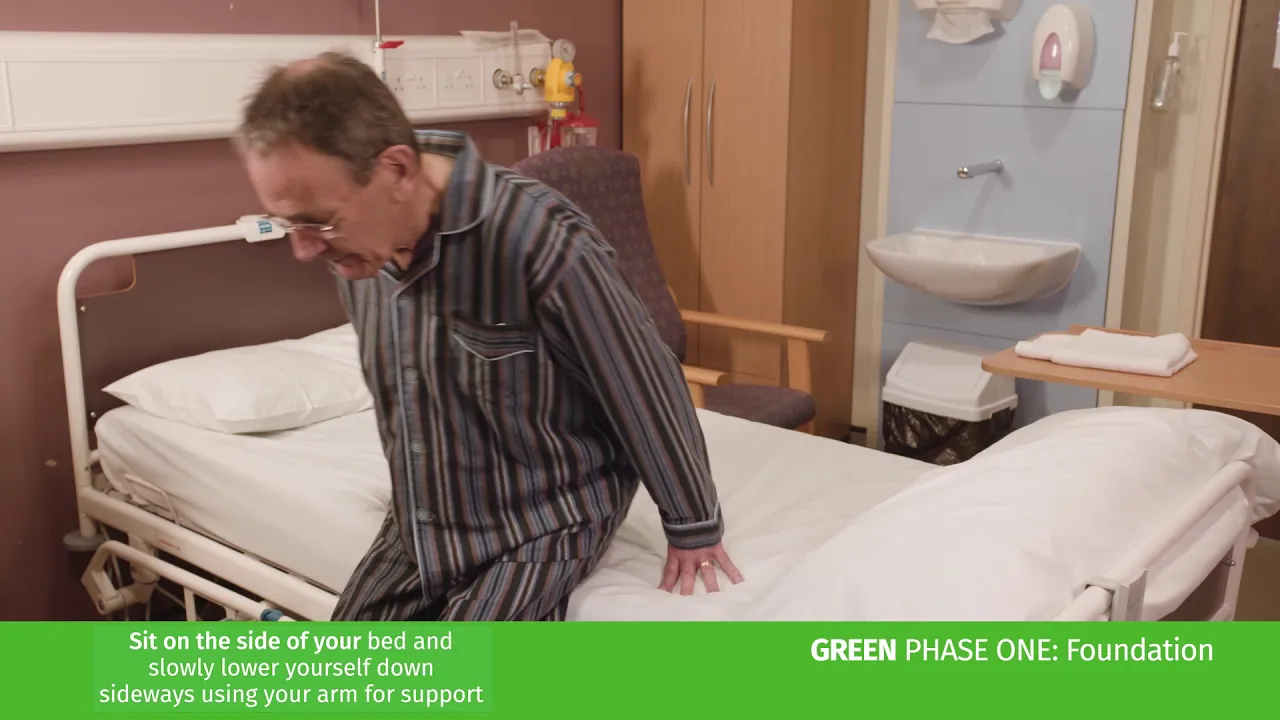 병원 침대에 누워 있는 남자