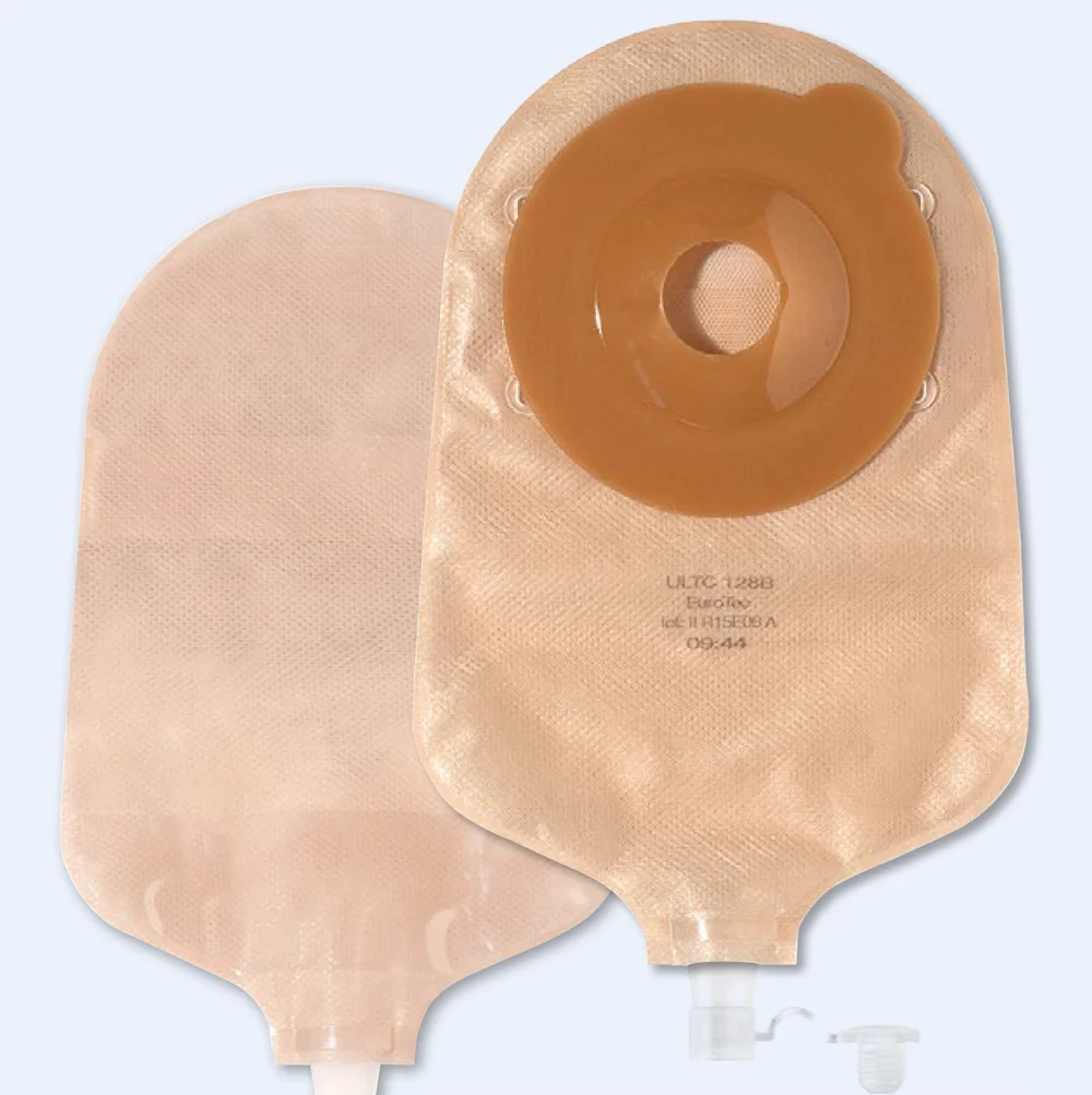 une paire de pantoufles brunes