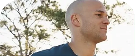 beyaz şapka takan bir adam