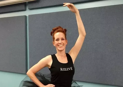 una donna che alza le braccia