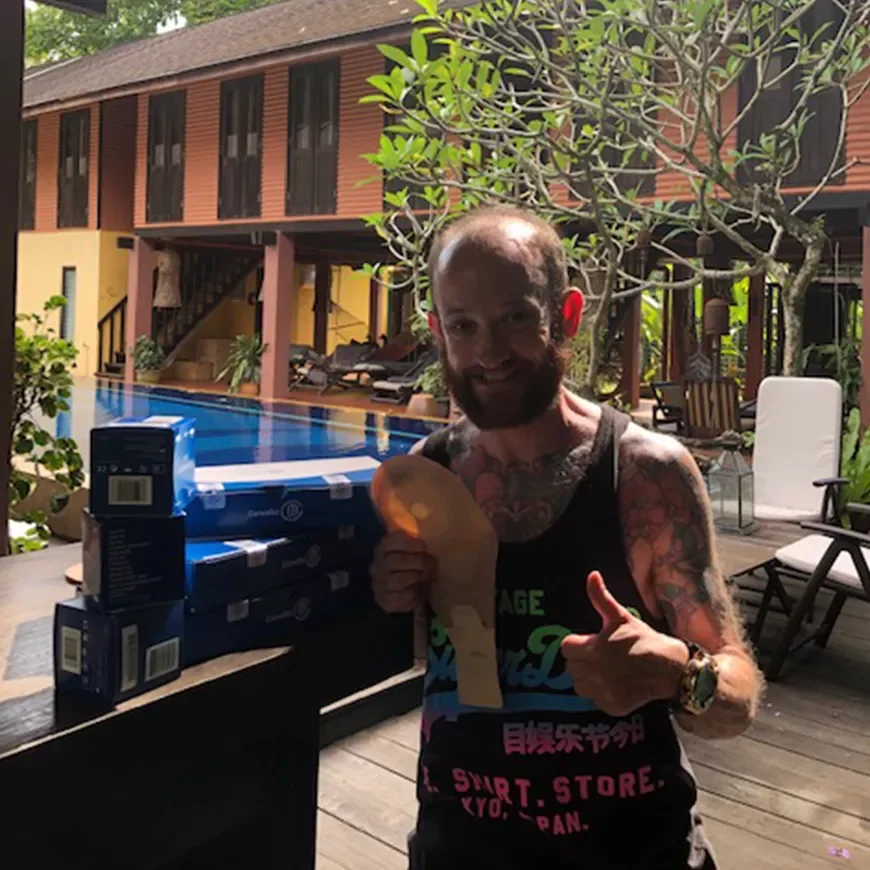 büyük turuncu bir nesne tutan bir kişi