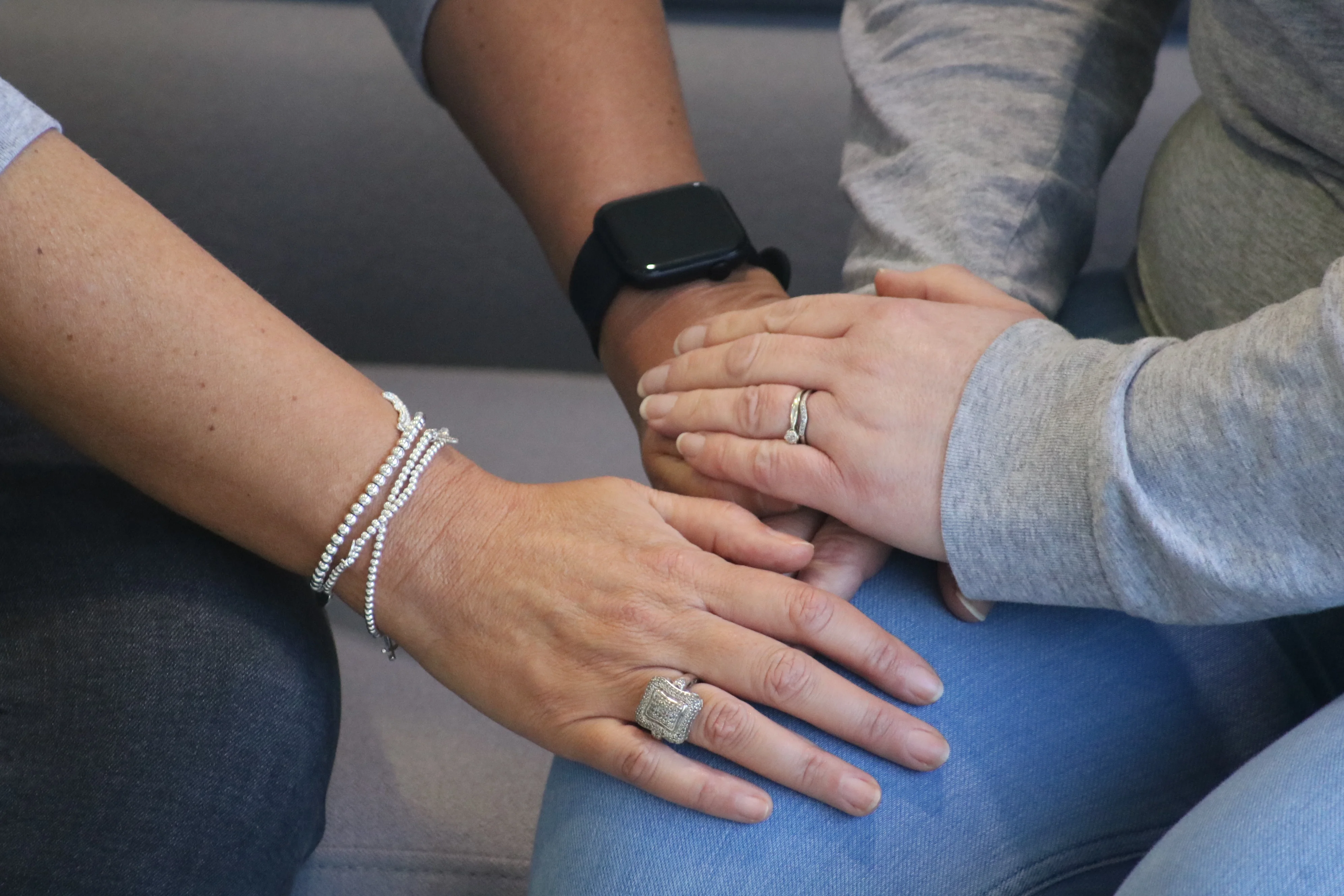 携帯電話を持った人々のグループ