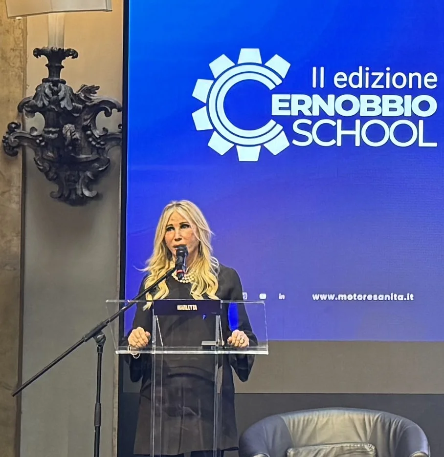 Donna che parla da un podio