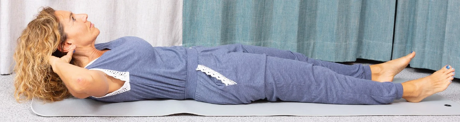 mies ja nainen istumassa sairaalasängyllä