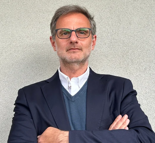 un uomo che indossa gli occhiali