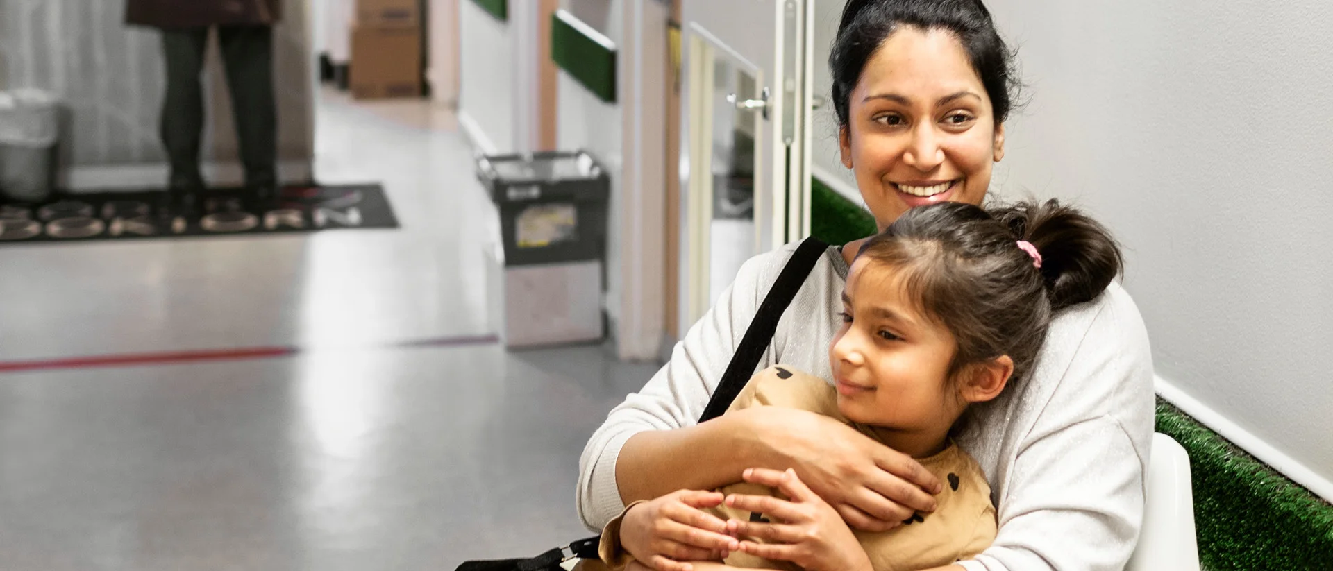 En kvinne holder et barn i armene sine