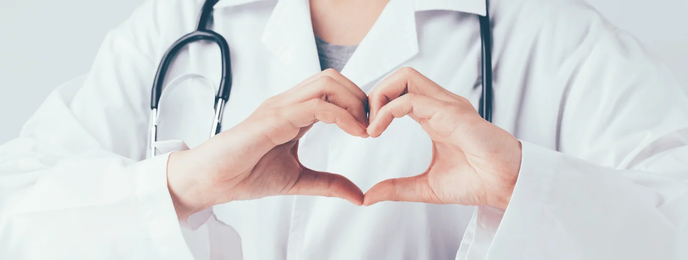 Detailní záběr na lékaře držícího za ruku