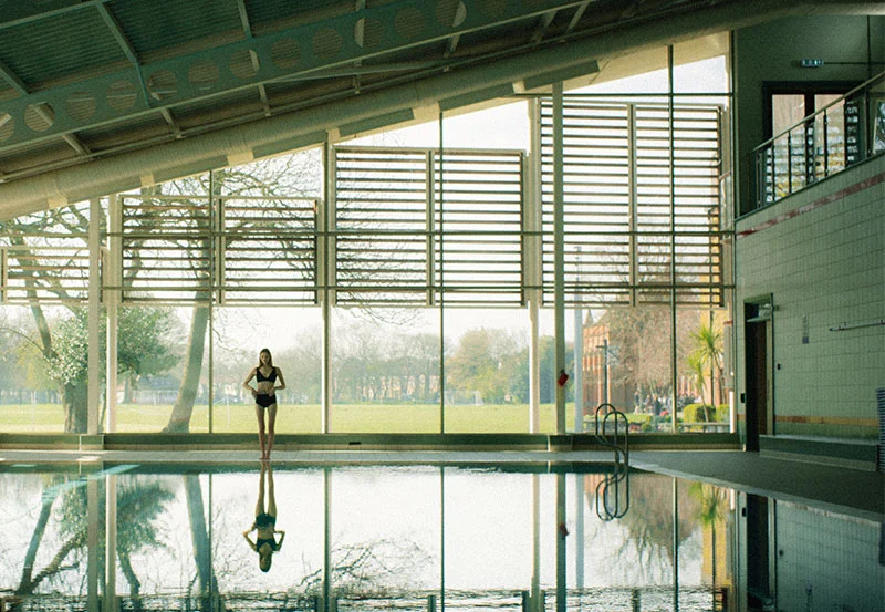 Georgia seisoi uima-altaan vieressä