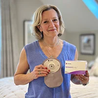 Nainen pitelee CD:tä