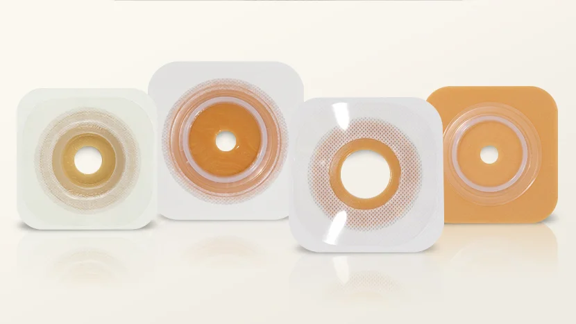 um grupo de objetos brancos e dourados