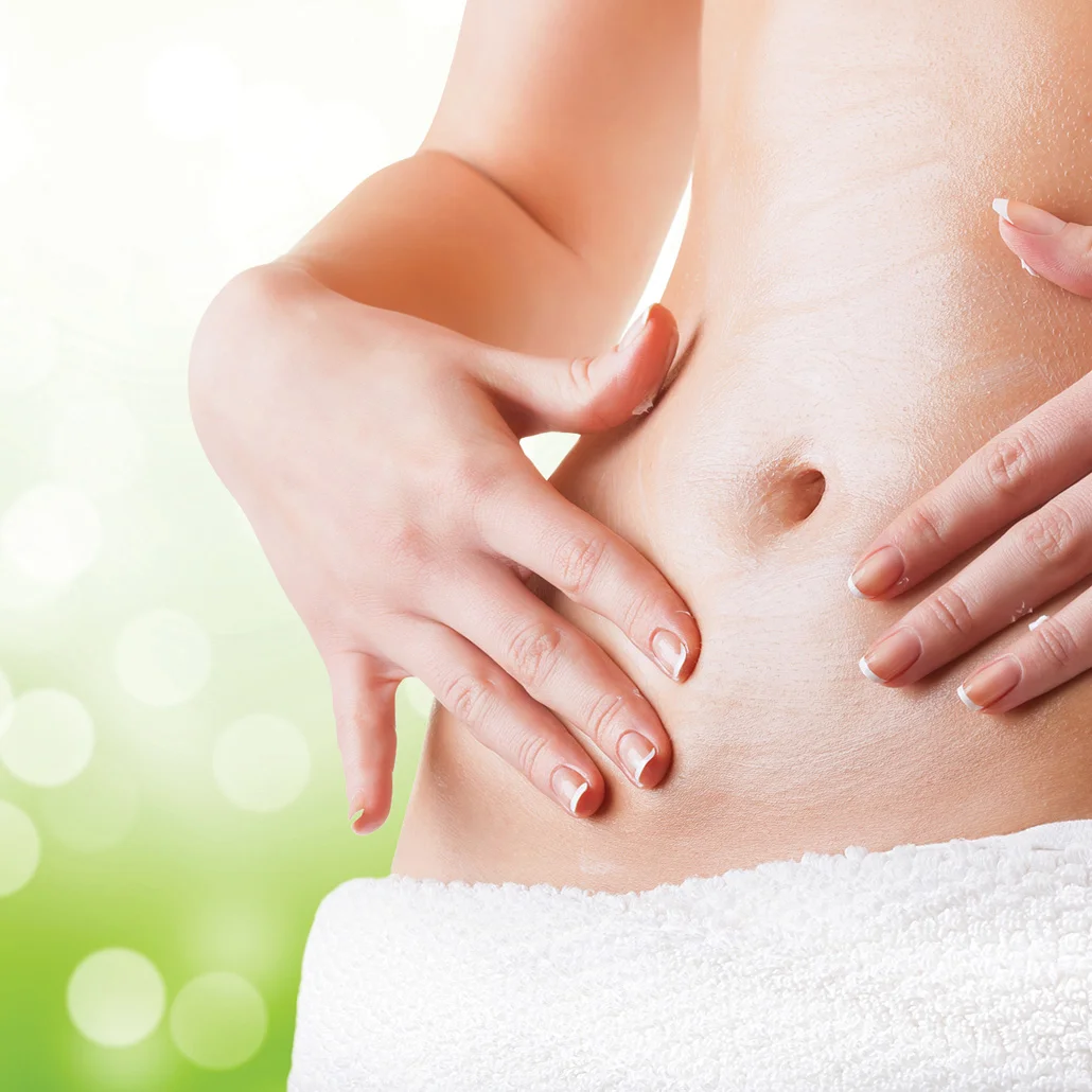 Donna che usa un accessorio sulla sacca per stomia