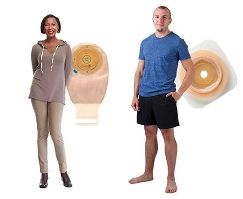 En man och kvinna som håller en Esteem™ + One-Piece Moldable Drainable Pouch och Natura Durahesive Accordion Flange Moldable Skin Barrier.