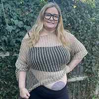 nainen, jolla on aurinkolasit